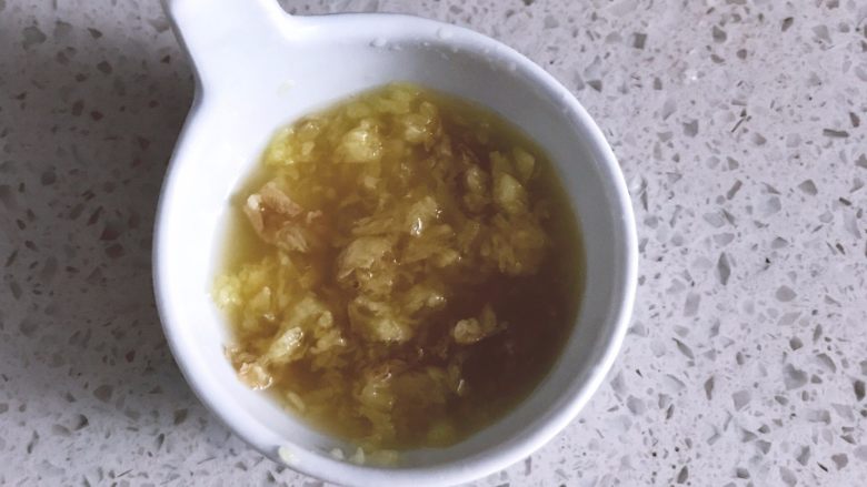 鲜虾时蔬小馄饨,生姜片压或磨成姜蓉,放料酒浸泡后,过滤出液体。