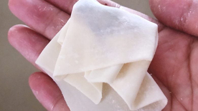 鲜虾时蔬小馄饨,手指顺势一合拢,一个小馄饨就完成了。如果买的皮太干,可以涂少许水帮助粘合