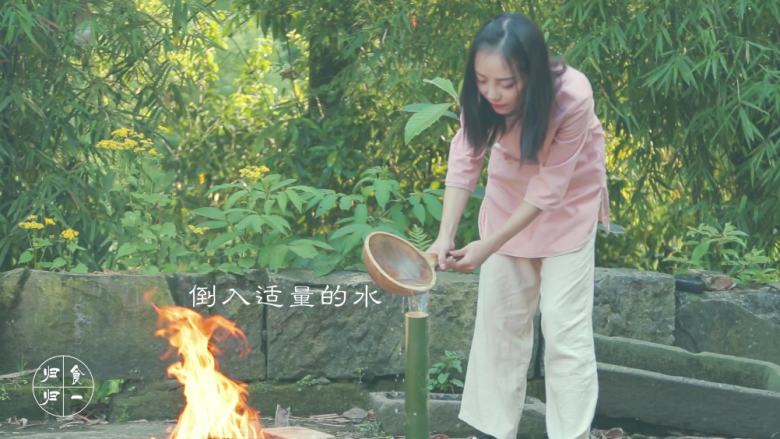 归食归一:香辣考蚕豆,倒入适量水
