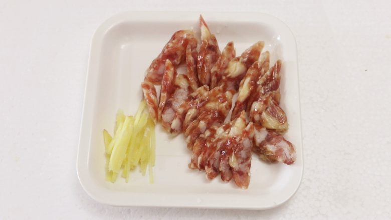 腊肠煲仔饭,
煮饭的时间准备一下其他食材：<a style='color:red;display:inline-block;' href='/shicai/ 37'>姜</a>洗净切成细丝，<a style='color:red;display:inline-block;' href='/shicai/ 4536'>腊肠</a>切成片