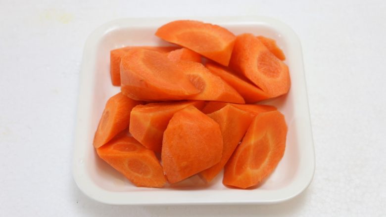 虫草花玉米筒骨汤,<a style='color:red;display:inline-block;' href='/shicai/ 25'>胡萝卜</a>去皮洗净,切成滚刀块