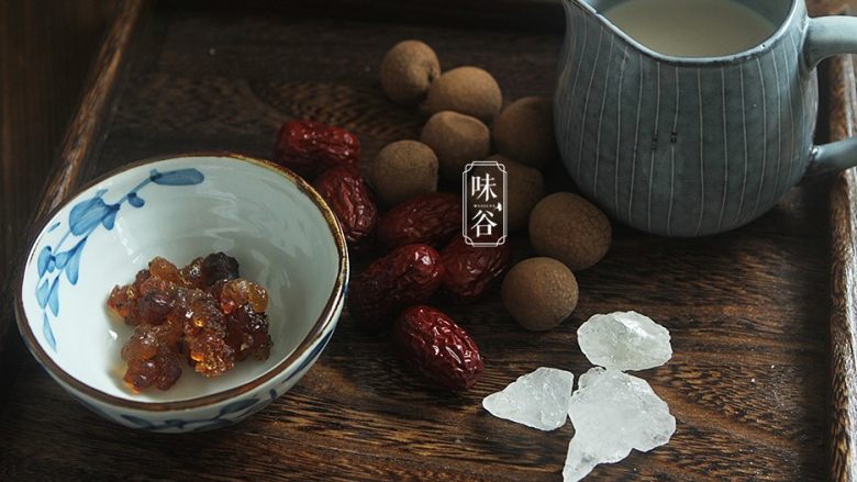 补充胶元蛋白的桃胶牛奶,准备好材料;