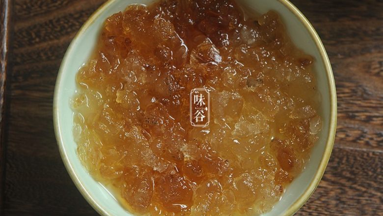 补充胶元蛋白的桃胶牛奶,泡发的桃胶,清澈透明。