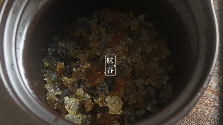 补充胶元蛋白的桃胶牛奶,将泡发好的桃胶放进炖锅内;