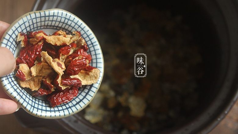 补充胶元蛋白的桃胶牛奶,放入红枣和桂圆;