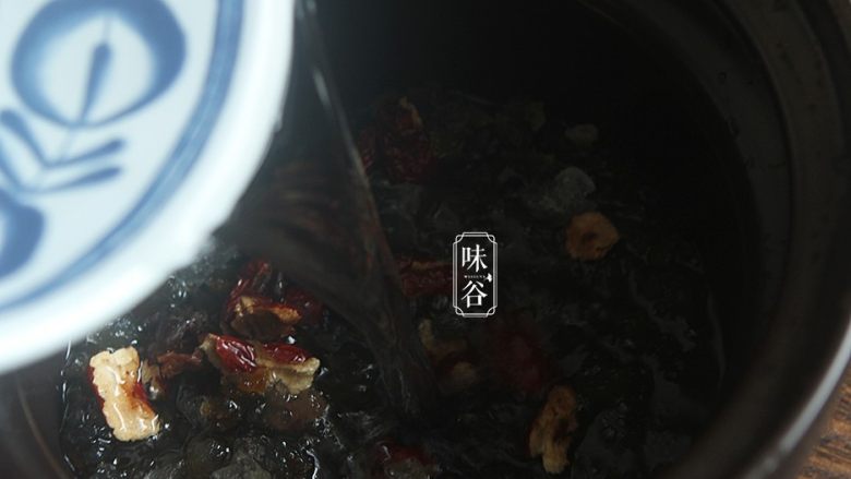 补充胶元蛋白的桃胶牛奶,加适量的清水 (水不用多,稍微没过桃胶一些就可以了)