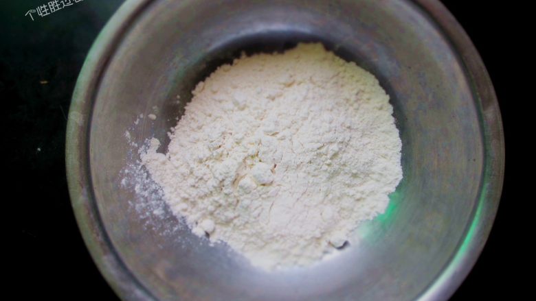 5分钟自制凉皮,免洗面,准备面粉100克、红薯淀粉100克、盐2g