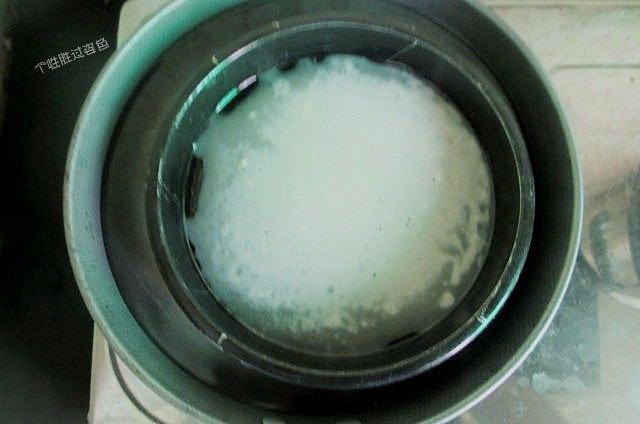 5分钟自制凉皮,免洗面,放入盘子(盘底和水直接接触,注意盘中不要弄进水,盘沿和锅之间要有一点距离,这样锅中的蒸汽才能上来)盖上锅盖中大火蒸2分钟,盘子中的面糊凝固并