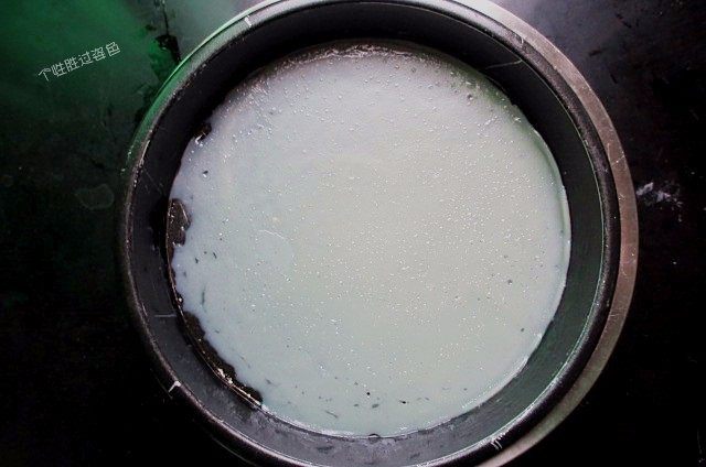 5分钟自制凉皮,免洗面,从锅中取出的盘子直接揭取面皮很烫不好揭,可以放在凉水中冷却(也是盘子底和水接触,面皮不要弄上水)