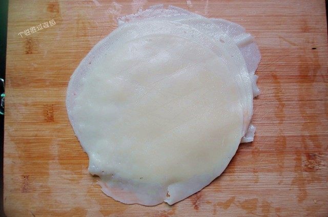 5分钟自制凉皮,免洗面,用手不容易揭起的话可以利用铲子,轻轻铲起一个口便可揭起。