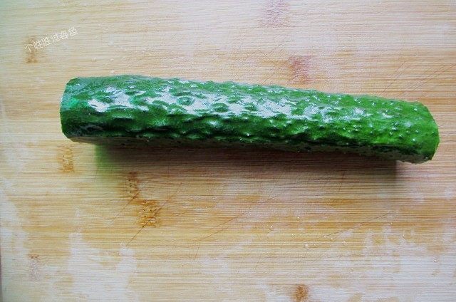 5分钟自制凉皮,免洗面,黄瓜一根,洗干净,去头去尾