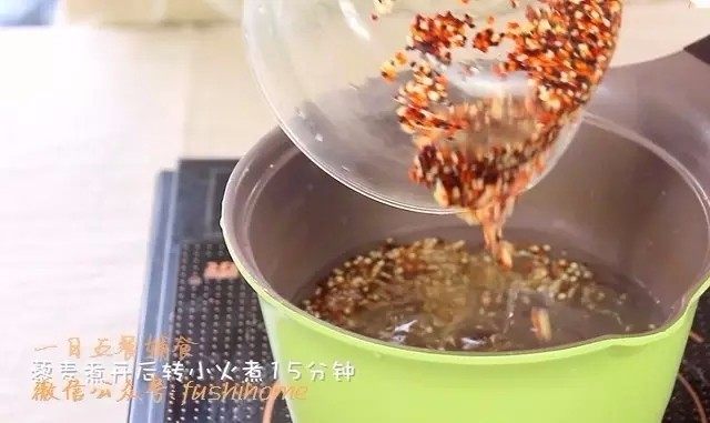 藜麦牛肉莲藕羹,三色藜麦加2倍的水煮开后转小火煮15分钟至白色藜麦透明沥干水备用。