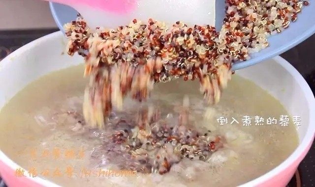 藜麦牛肉莲藕羹,倒入牛肉丁和事先煮熟的藜麦。