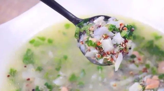 藜麦牛肉莲藕羹,很清爽的一碗汤,热成狗的天气,天天都想喝口爽口汤!