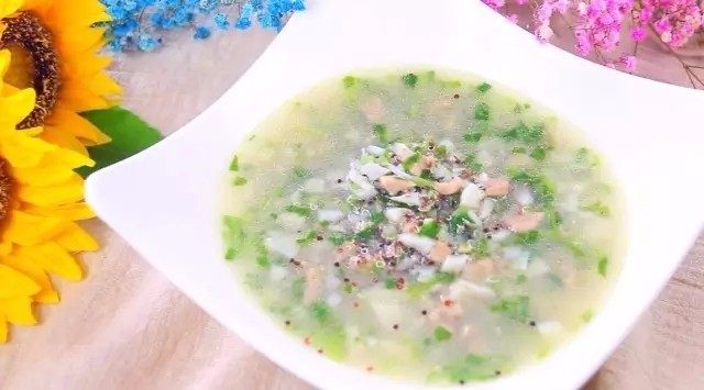 藜麦牛肉莲藕羹,
🌻小贴士:勾不勾芡都可以,想喝汤就直接喝,想喝羹就勾个芡。