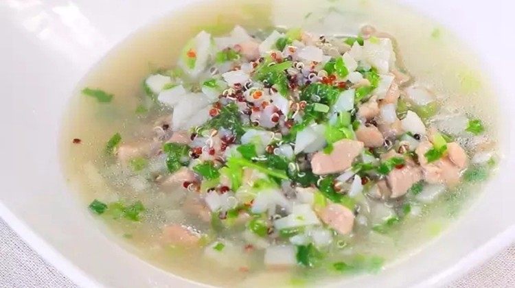 藜麦牛肉莲藕羹,30秒后淋水淀粉勾芡,出锅前加少许盐。