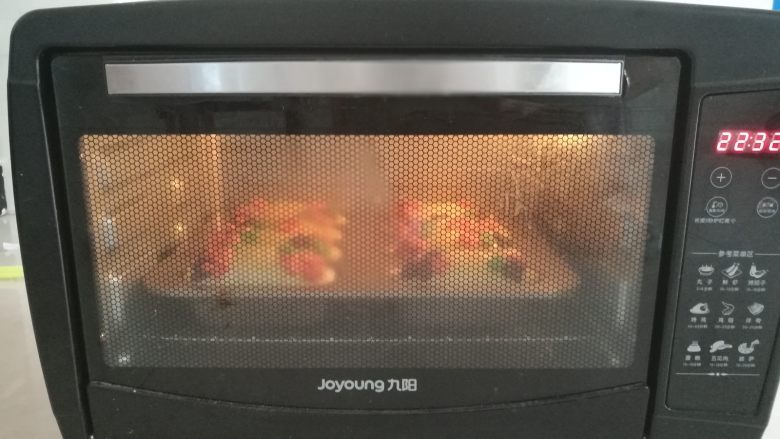 开放在面包上的花朵,17.放入预热好的烤箱,175°,25分钟即可