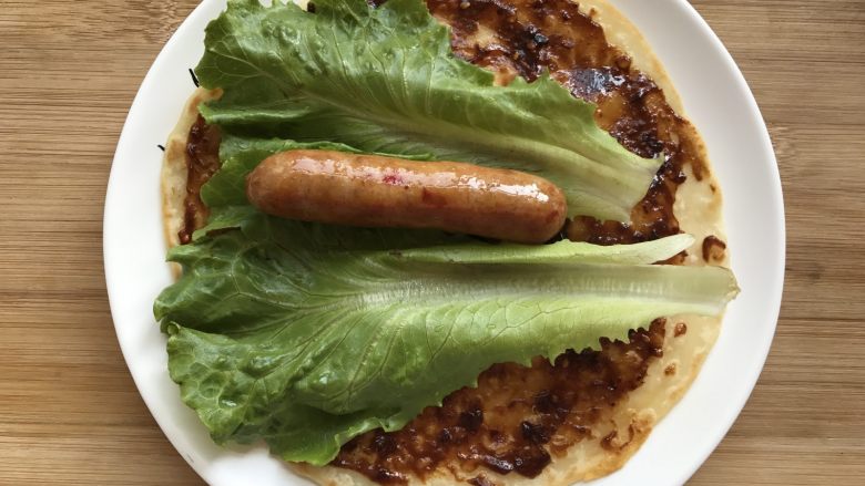 鸡蛋灌饼香肠卷,再放入生菜和香肠