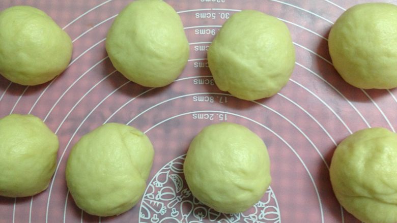酥粒蔓越莓奶酪卷,取出发面团揉匀排气,将面团分割成8份,分别滚圆后松弛5分钟
