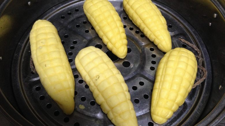 仿真玉米包,饧发20分钟放入刷油的蒸蓖,大火烧开转中火蒸15分钟即可(蒸好后2分钟后再打开锅盖)