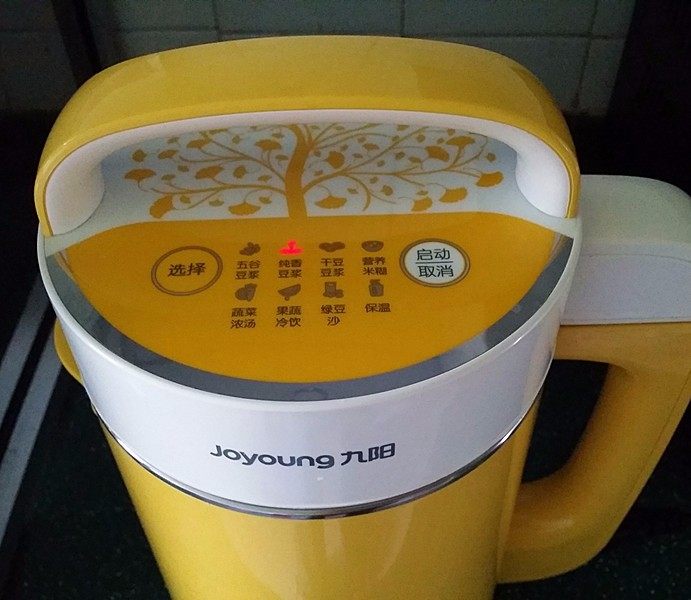 豆乳盒子,启动纯豆豆浆程序,豆浆打好后过滤二遍备用