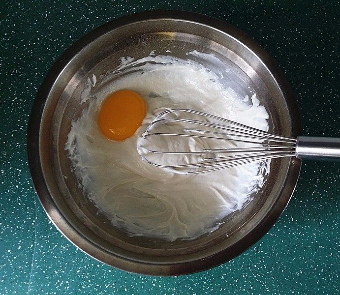 豆乳盒子,分离鸡蛋A,再逐个加入蛋黄拌匀