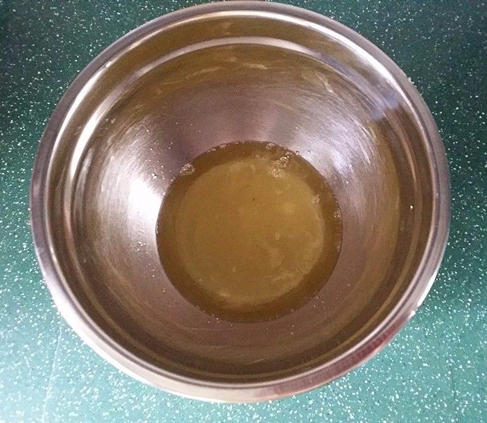 豆乳盒子,蛋清中:加入食盐、<a style='color:red;display:inline-block;' href='/shicai/ 919'>柠檬汁</a>和细砂糖A