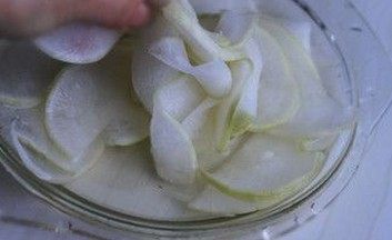 橙香萝卜花,倒掉萝卜水,挤净水分