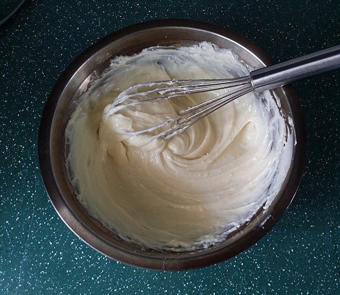 豆乳盒子,依次加完拌至浓稠细滑状,此时豆乳奶酪酱就OK了