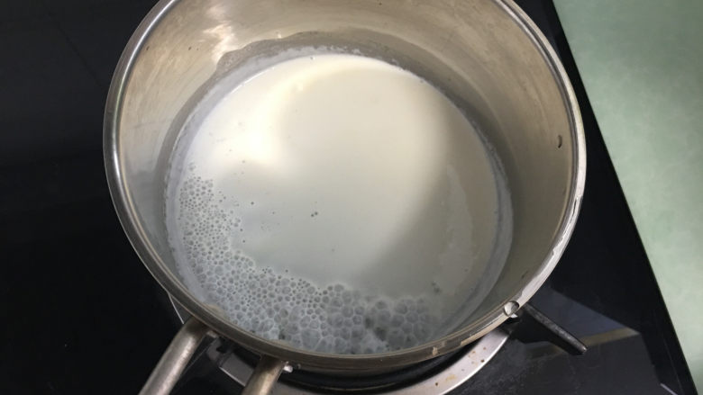 淡盐焦糖香蕉三明治,首先制作咸枫糖浆:将淡奶油放入小锅中加热至快要沸腾。