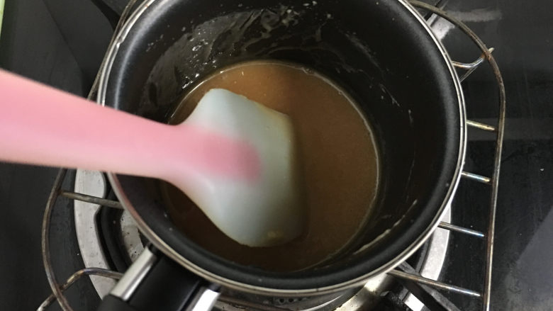淡盐焦糖香蕉三明治,用硅胶刀搅拌均匀。