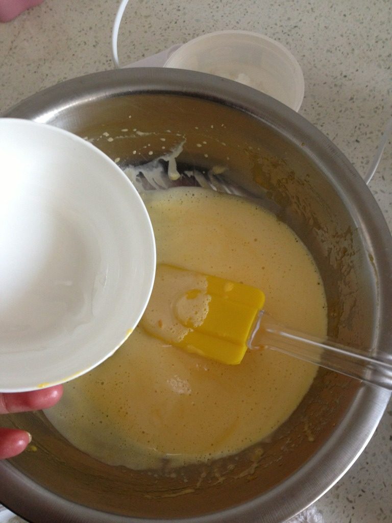 肉松蛋糕卷,如图:倒入<a style='color:red;display:inline-block;' href='/shicai/ 156925'>水</a>拌均匀。
