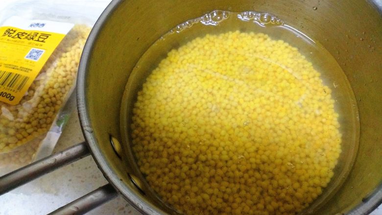 绿豆糕,去皮绿豆洗净后,浸泡12小时以上。