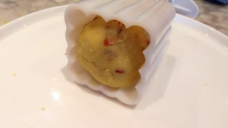 绿豆糕,放入月饼模具中,按平四角后扣出来就可以了。