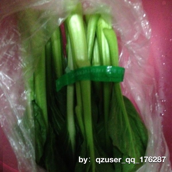 小米菜芯肉片粥,把米洗干净，放入锅内，加入适量水，就可以开始煮啦！