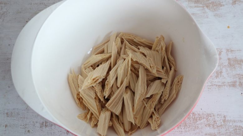 夏日清新小凉菜-凉拌腐竹,焯烫好的腐竹捞出,沥去水分。