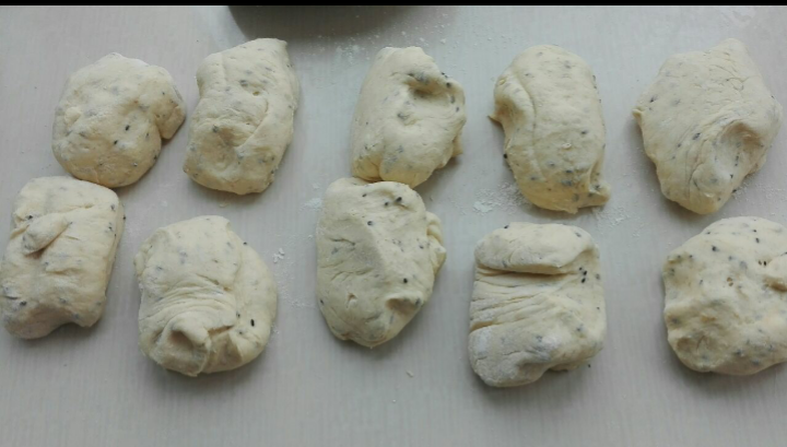 全麦黑芝麻玉米面馒头,发酵好的面团,均分为十等份