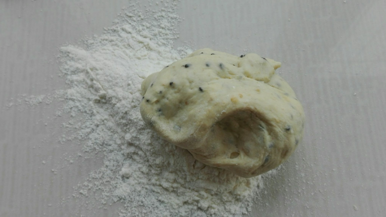 全麦黑芝麻玉米面馒头,每一份分好的小面团,掺入大约20克左右的干面粉,充分揉进去