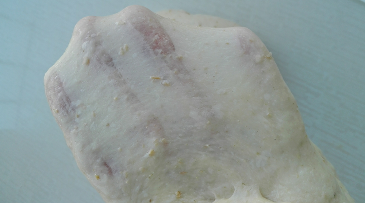 全麦豆沙葡萄干面包,加入软化黄油,揉至薄膜,如图