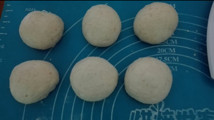 全麦豆沙葡萄干面包,发酵好的面团,排气等分六份,揉圆,醒发15分钟