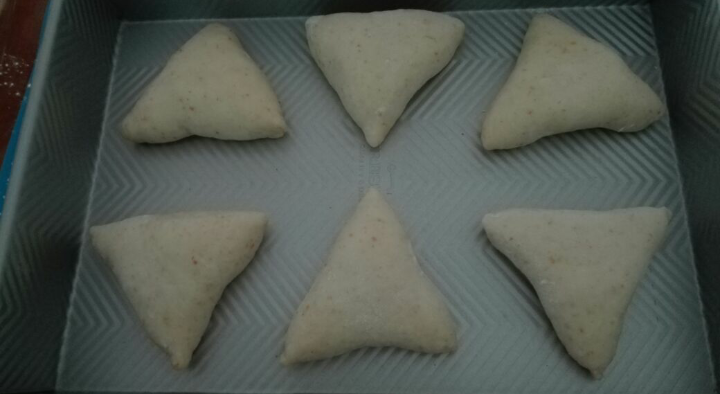 全麦豆沙葡萄干面包,依次包好,摆放好