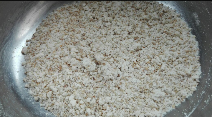 蜂蜜脆底小面包,面团醒发的时候,将底层装饰做出来:白芝麻,低筋面粉,玉米油混合均匀即可