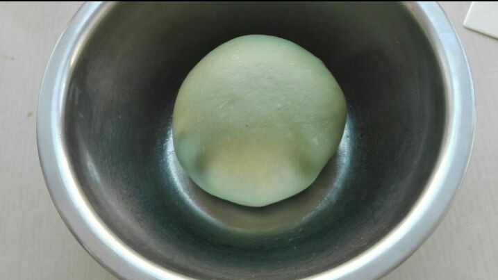 抹茶麻薯豆沙包,面团整理好,盖保鲜膜进行首次发酵