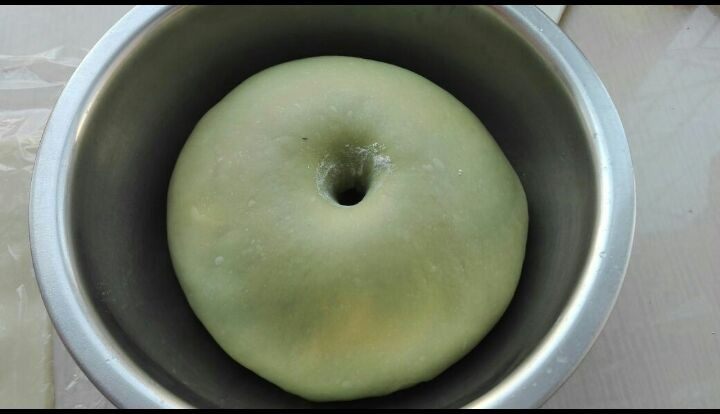 抹茶麻薯豆沙包,发酵至原来面团两倍大,手指戳洞不回缩,不塌陷即可