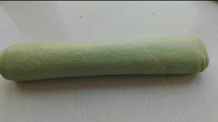 抹茶麻薯豆沙包,自上而下卷起来,封口处捏紧,放下面,盖保鲜膜进行二次发酵