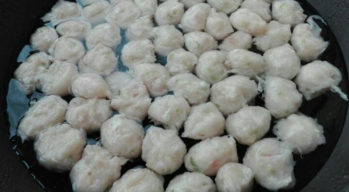 鱼丸,依次做好如图所示,做好的丸子要赶紧开火煮熟,不然浸泡太久,鱼丸会散(水开鱼丸即熟啦)