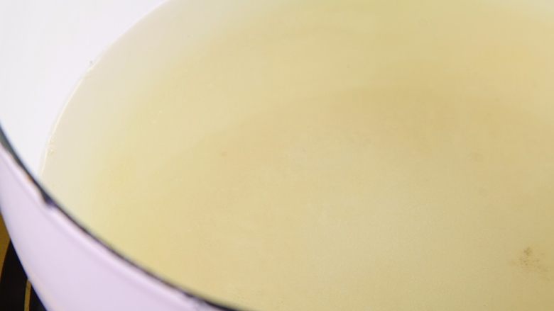 粉嫩蜜桃果冻 ,锅隔热水放入200G纯净水、泡软的吉利丁片、砂糖至均匀融化。(可以放入冰水隔水降温哦)