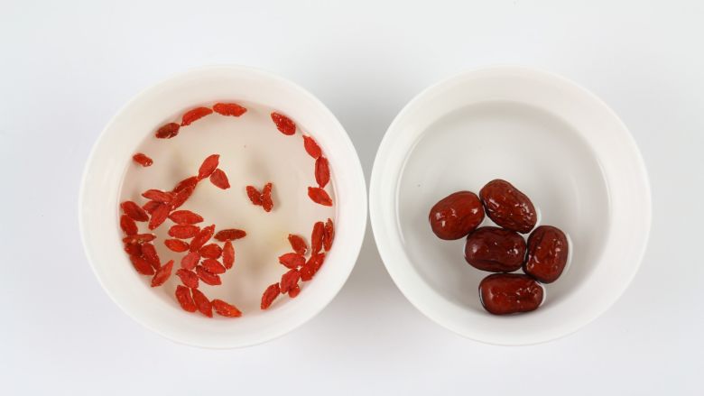 银耳木瓜糖水,枸杞、红枣分别加水,清洗干净。