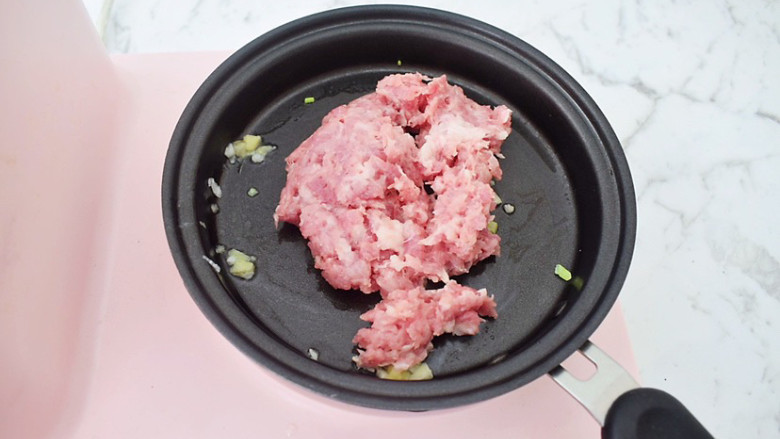 肉酱拌面,放入肉末炒散,炒至变色变白