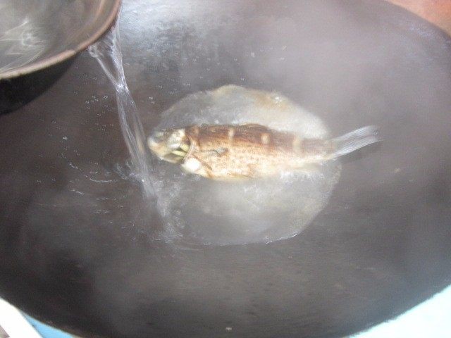 鲫鱼豆腐汤,倒入适量开水,一次性加入。